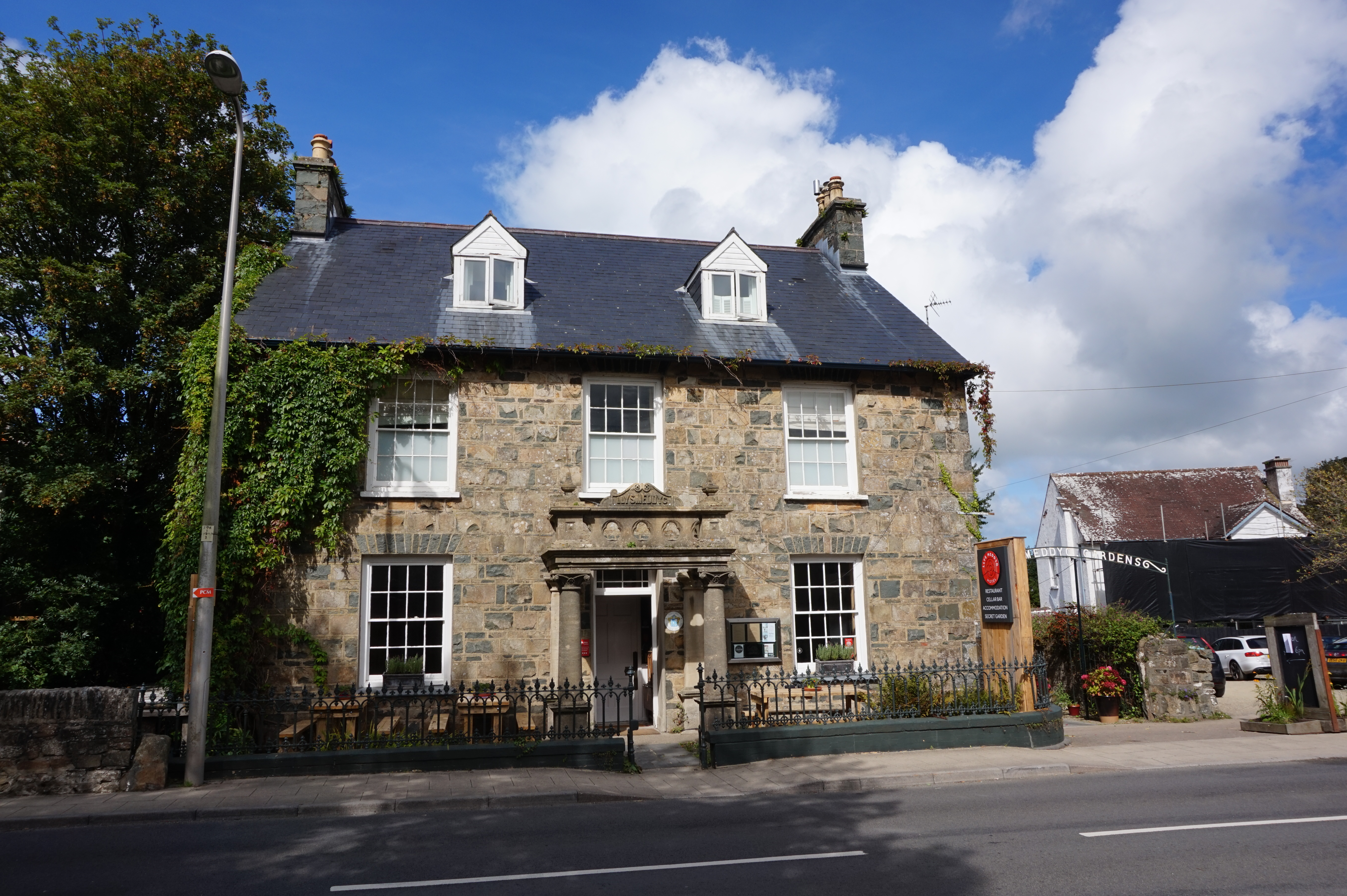 Llys Meddyg Restaurant